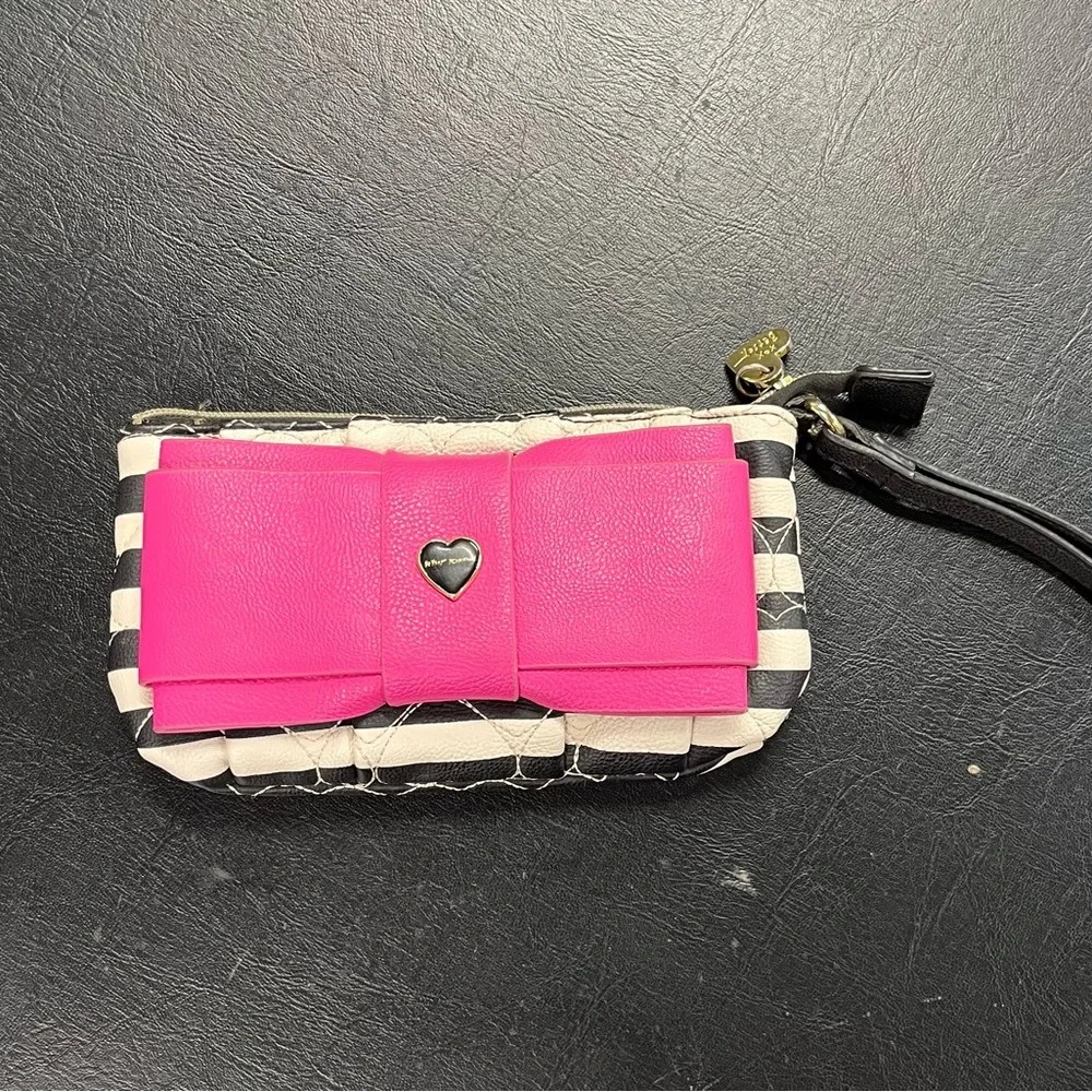 Betsey Johnson Be Mine quilted heart wristlet